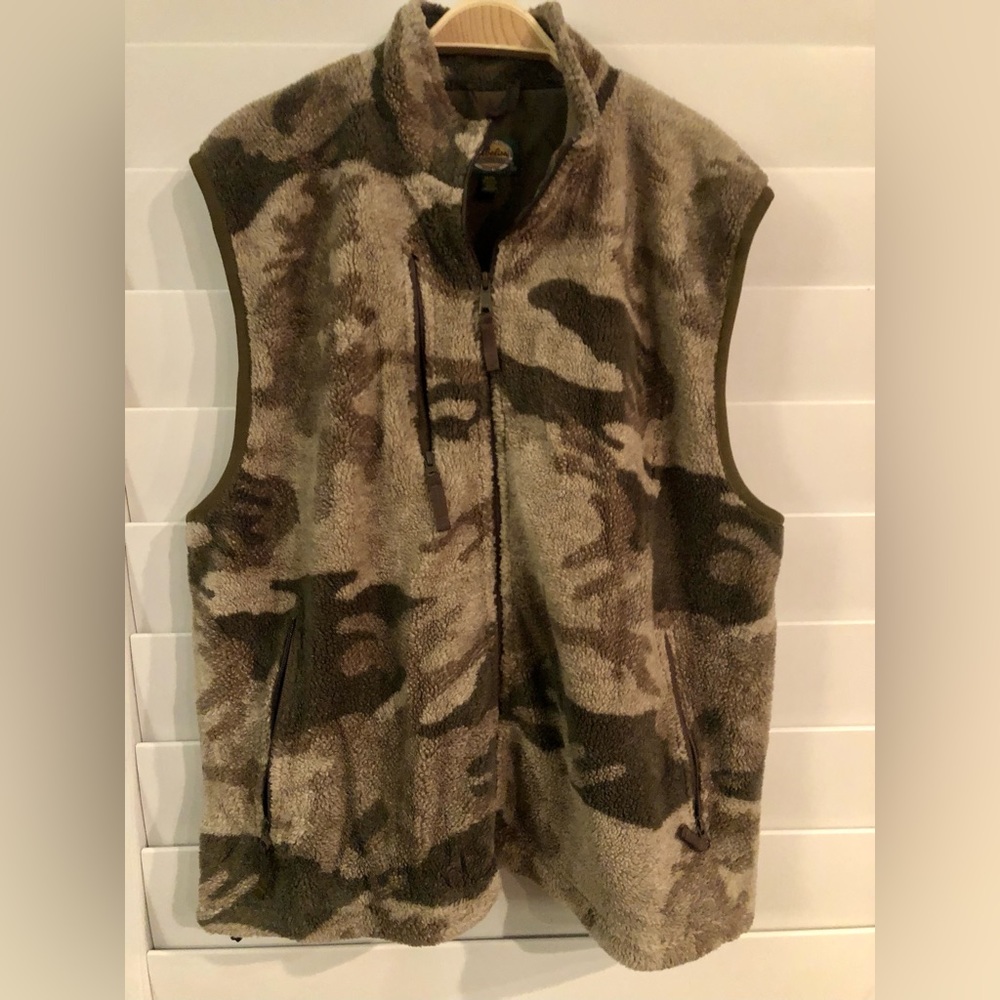 Men’s NWOT XL Camo Vest. Extra warm & soft fabric. Smoke Free home.